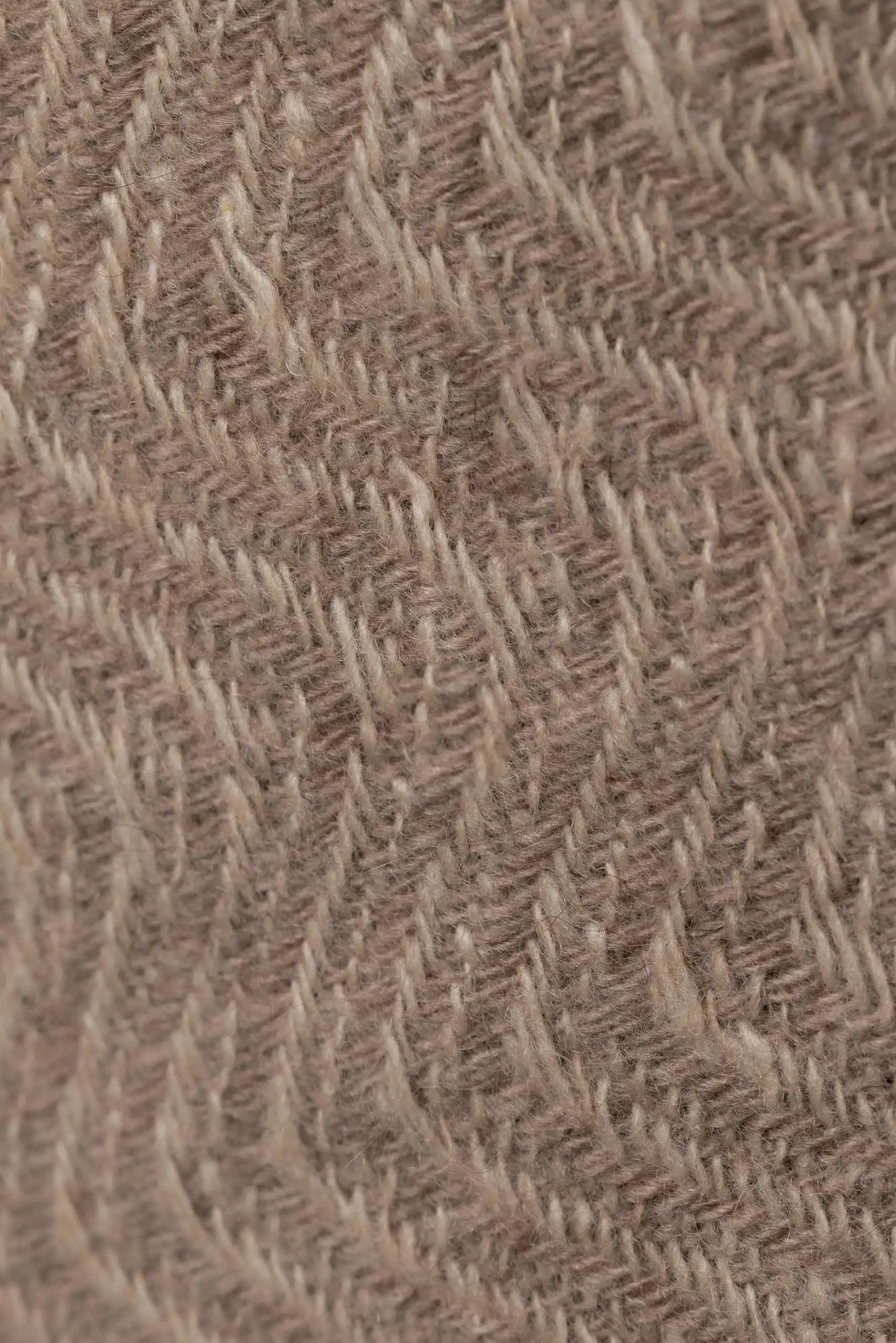 Gros plan sur la texture en maille de l'étole cachemire chevron, révélant la finesse et la douceur du tissu.