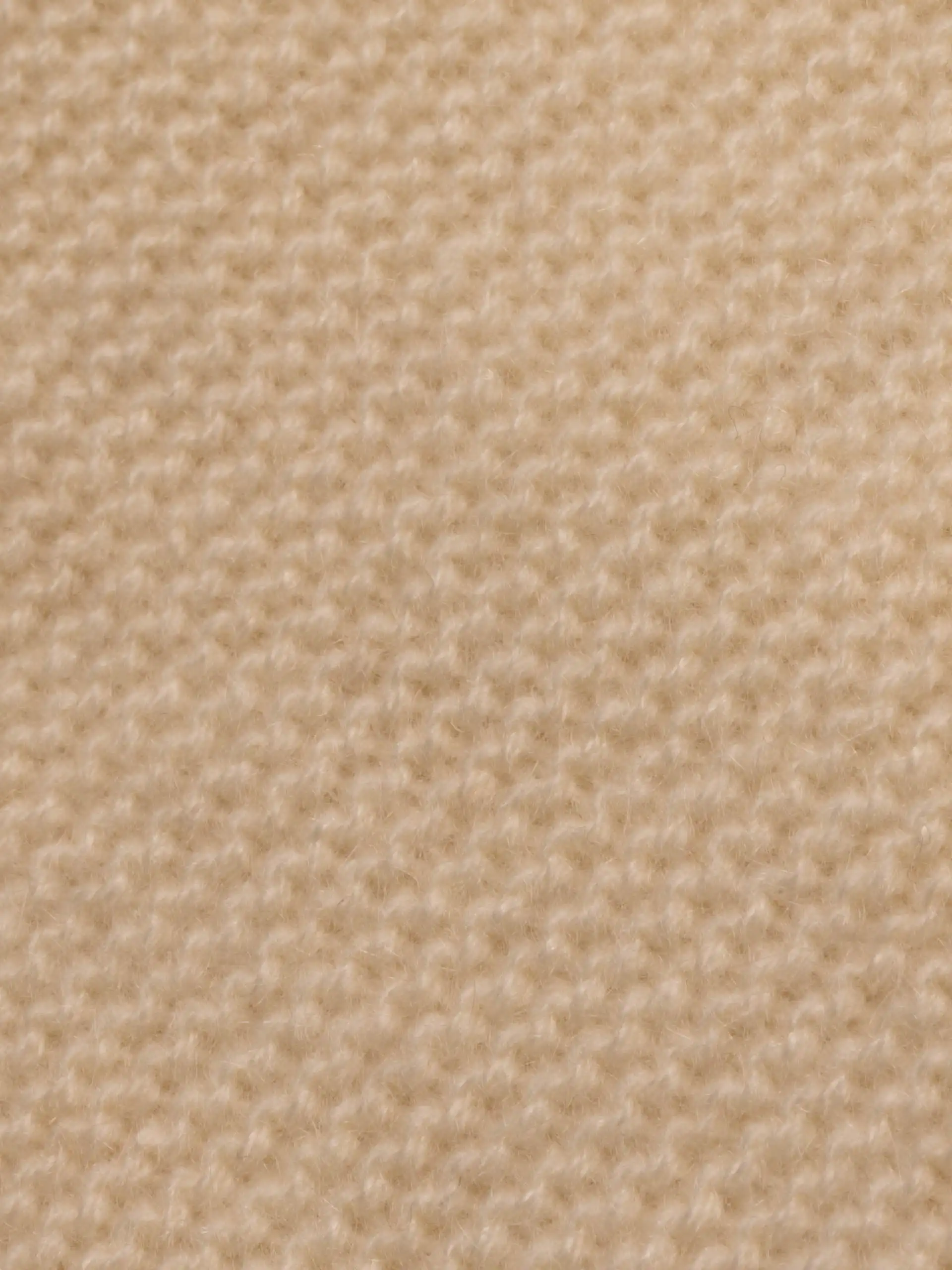 Détail de la texture en maille du snood cachemire beige, montrant la finesse et la douceur du tricot.