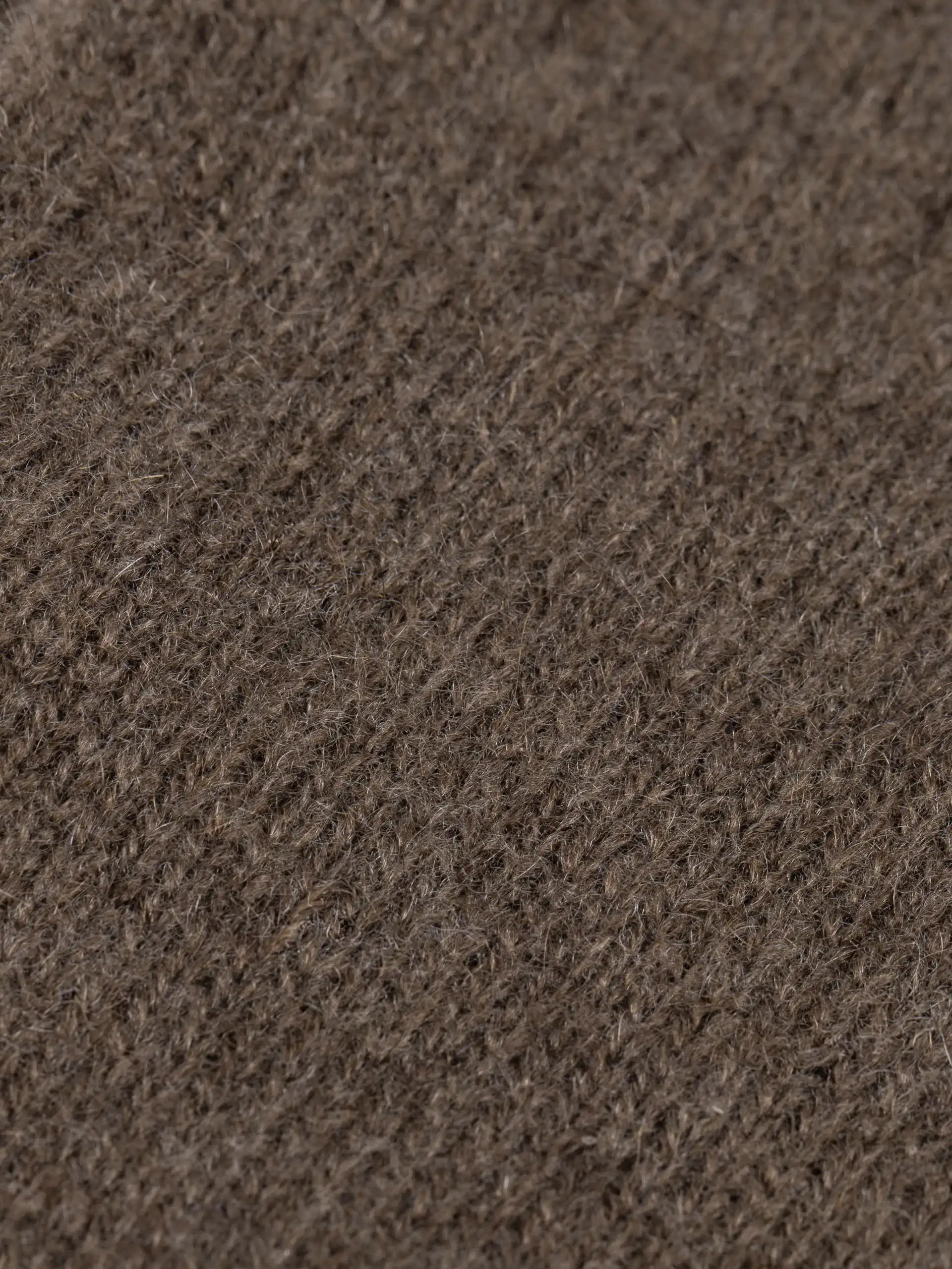 Gros plan sur la texture des gants en yack marron chocolat