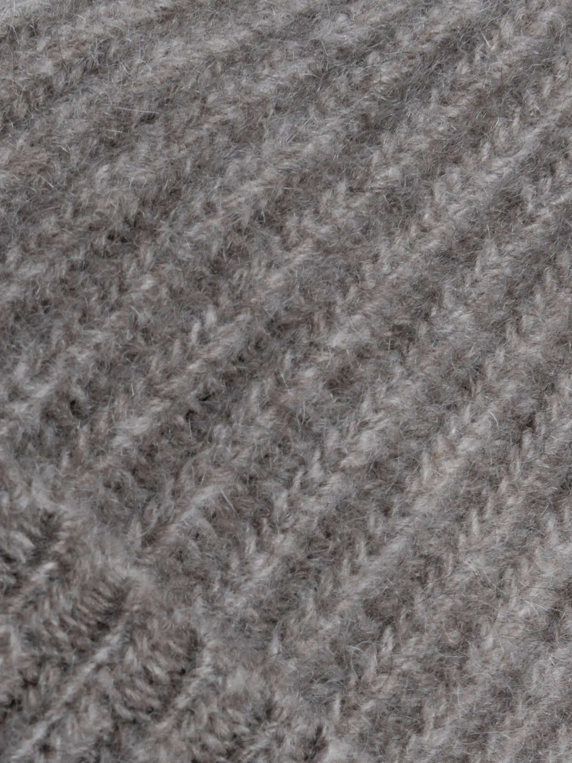 Gros plan sur la texture du BONNET YACK Gris cendré montrant le tricot détaillé et la laine de qualité