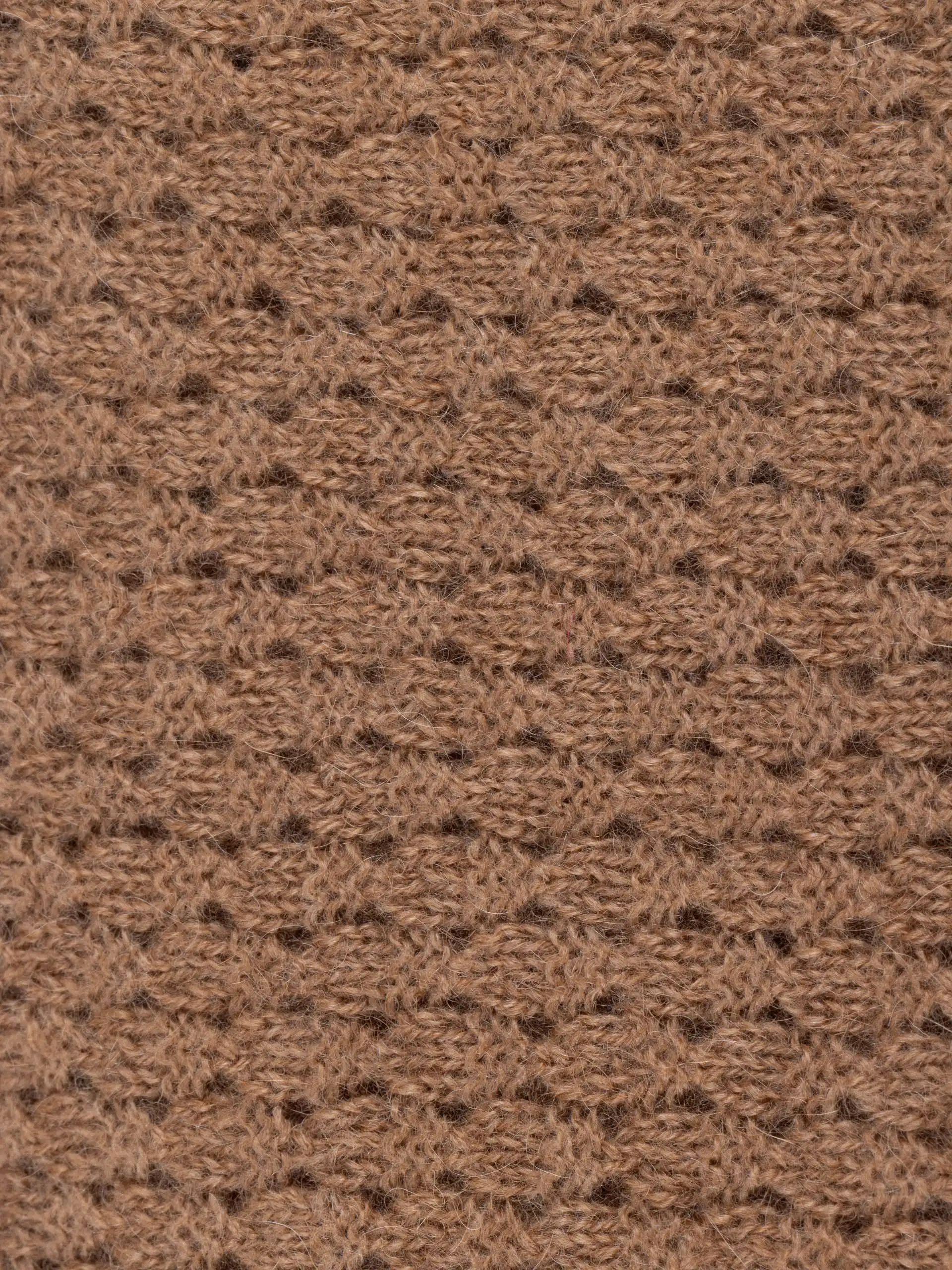 Gros plan sur la texture en maille du snood chameau, révélant la finesse et la douceur de la laine de chameau.