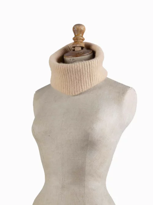 Tour de cou en cachemire beige présenté sur un mannequin en bois, montrant le tricot élégant et la chaleur du cachemire 100 % mongol, idéal pour l'hiver.