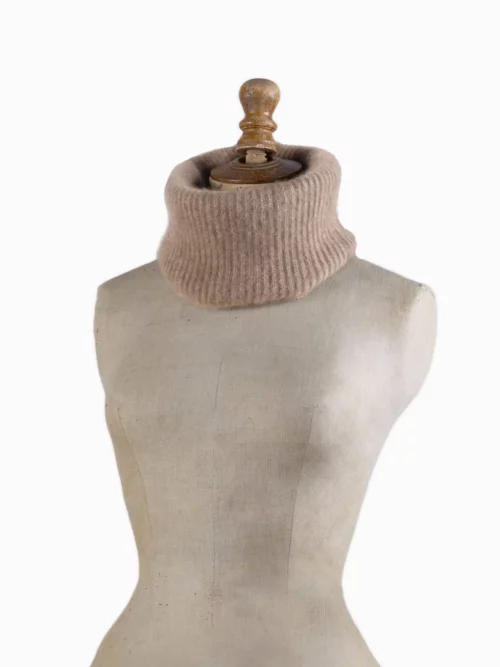 Ce tour de cou cachemire, 100% laine mongole, est montré sur un mannequin. Il offre une chaleur inégalée et un style luxueux pour les hommes et les femmes. Parfait pour se protéger du froid hivernal.