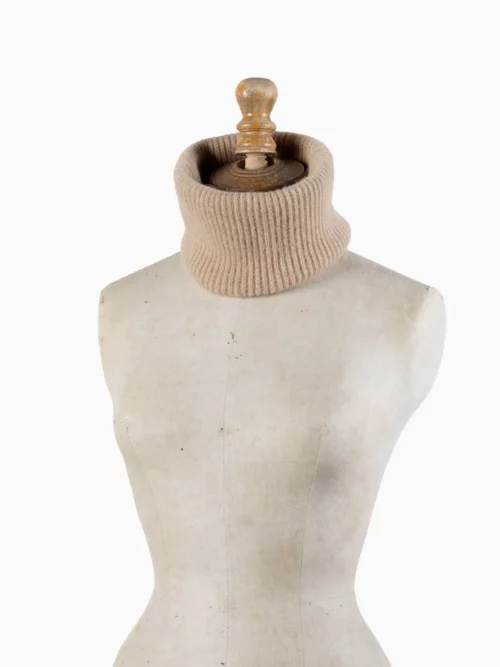 Tour de cou chameau en tricot, exposé sur un mannequin. Ce chauffe-cou élégant et chaleureux est parfait pour l'hiver, fabriqué à partir de laine de chameau 100 % mongol.