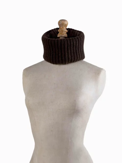 Un élégant tour de cou marron foncé, présenté sur un mannequin. Fabriqué en laine 100% mongole, ce tour de cou en tricot est parfait pour se réchauffer en hiver.
