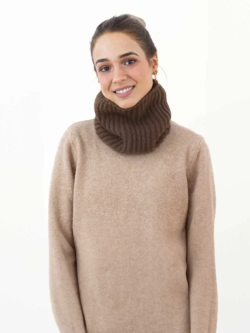 Femme posant avec un tour de cou yack adulte en laine marron, avec une tenue beige. Accessoire d'hiver élégant et chaud.