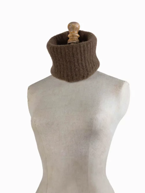 Tour de cou yack adulte marron présenté sur un mannequin. Tricoté en laine de yack, ce chauffe-cou est parfait pour l'hiver.