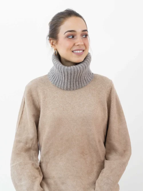 Femme souriante portant un tour de cou yack gris cendré, un accessoire de mode hivernal tricoté, fait de laine de yack 100% mongol.