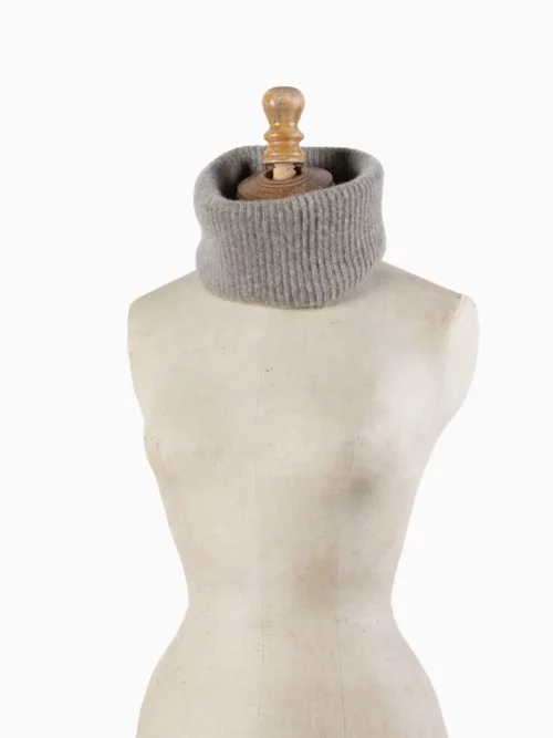Tour de cou yack gris en tricot, exposé sur un mannequin. Ce chauffe-cou élégant et chaleureux est parfait pour l'hiver, fabriqué à partir de laine de yack 100 % mongol.
