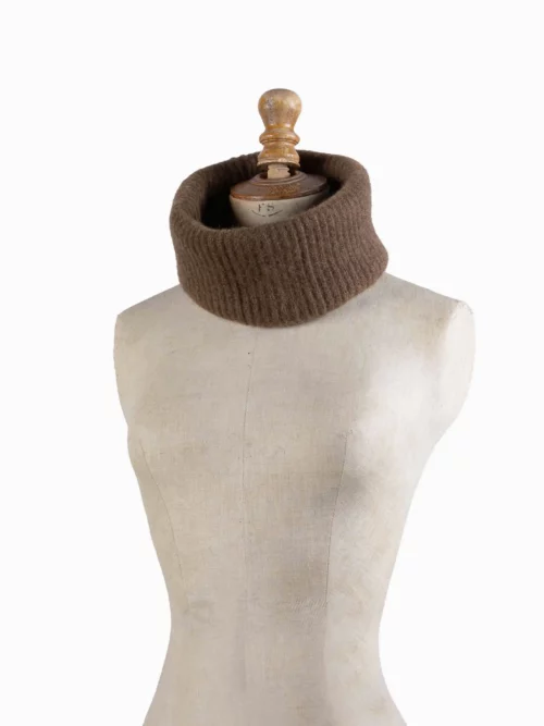 Un tour de cou en yack marron chocolat, montré sur un mannequin. Fabriqué en laine 100% mongole, idéal pour se protéger du froid avec style.