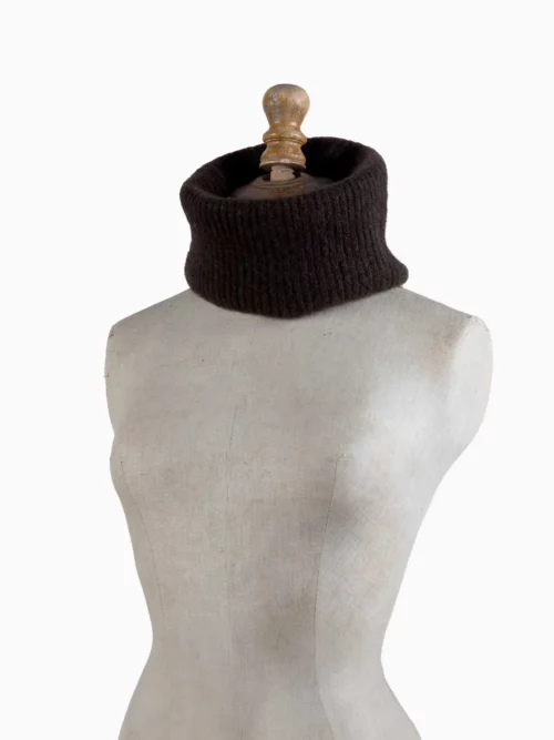 Tour de cou en yack marron, montré sur un mannequin. Fabriqué en laine 100% mongole, parfait pour garder la chaleur en hiver.
