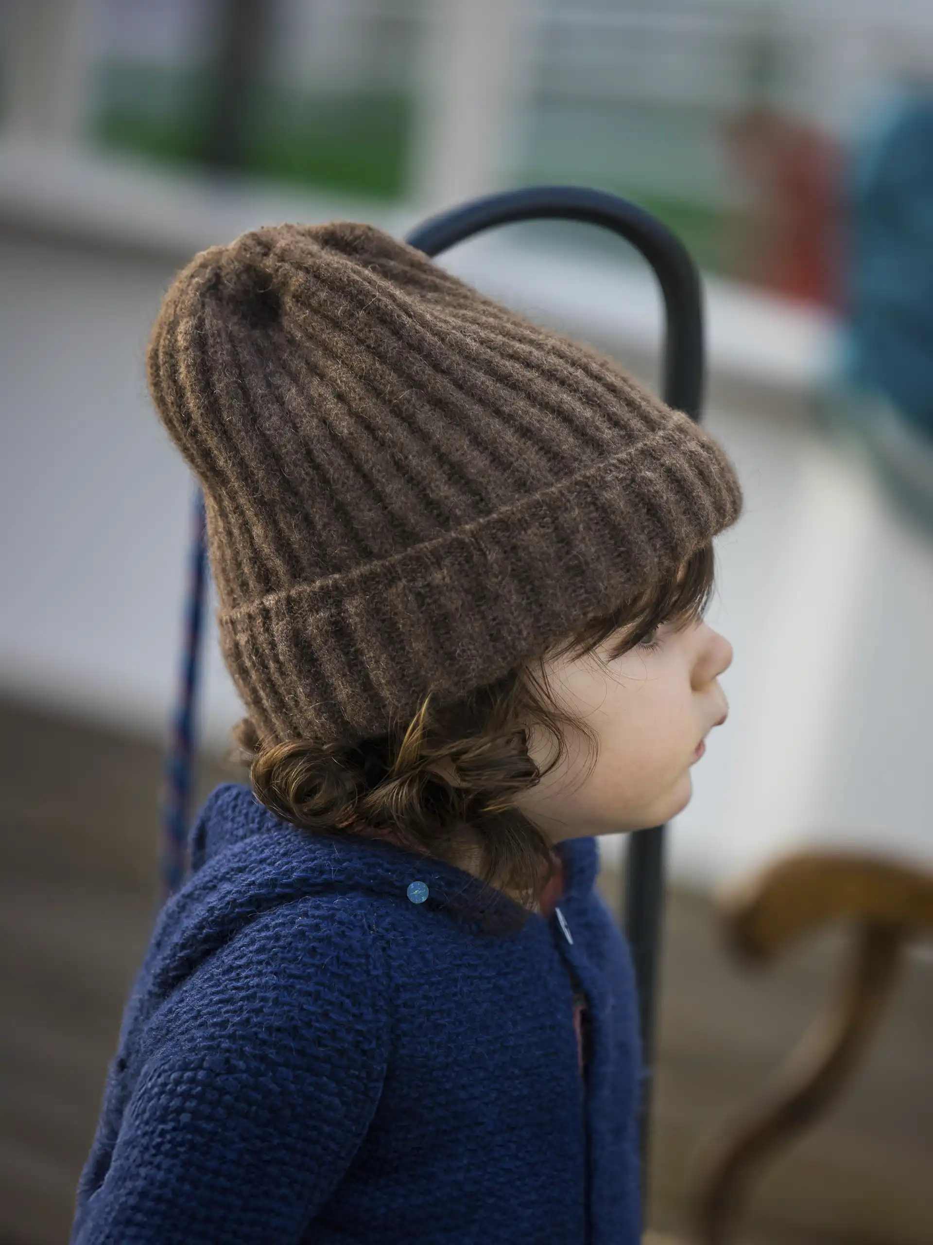 Enfant portant un bonnet en maille épaisse de duvet, modèle garçon idéal pour l'hiver.
