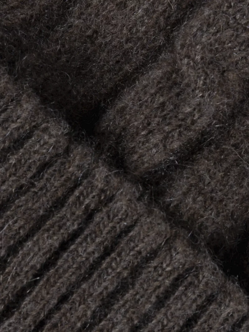 Gros plan du bonnet yack marron foncé torsadé de Mongolie, mettant en valeur la texture et la maille du tricot.