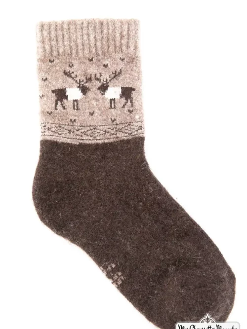 Vue détaillée d'une chaussette rennes marron foncé sur fond blanc.