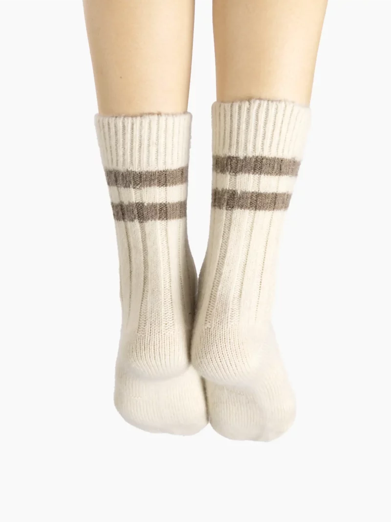Chaussettes cachemire beige en laine, vue arrière montrant les deux bandes marron.