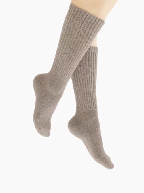 Chaussettes cachemire gris montrées en gros plan, parfaites pour hommes et femmes, idéales pour l'hiver.