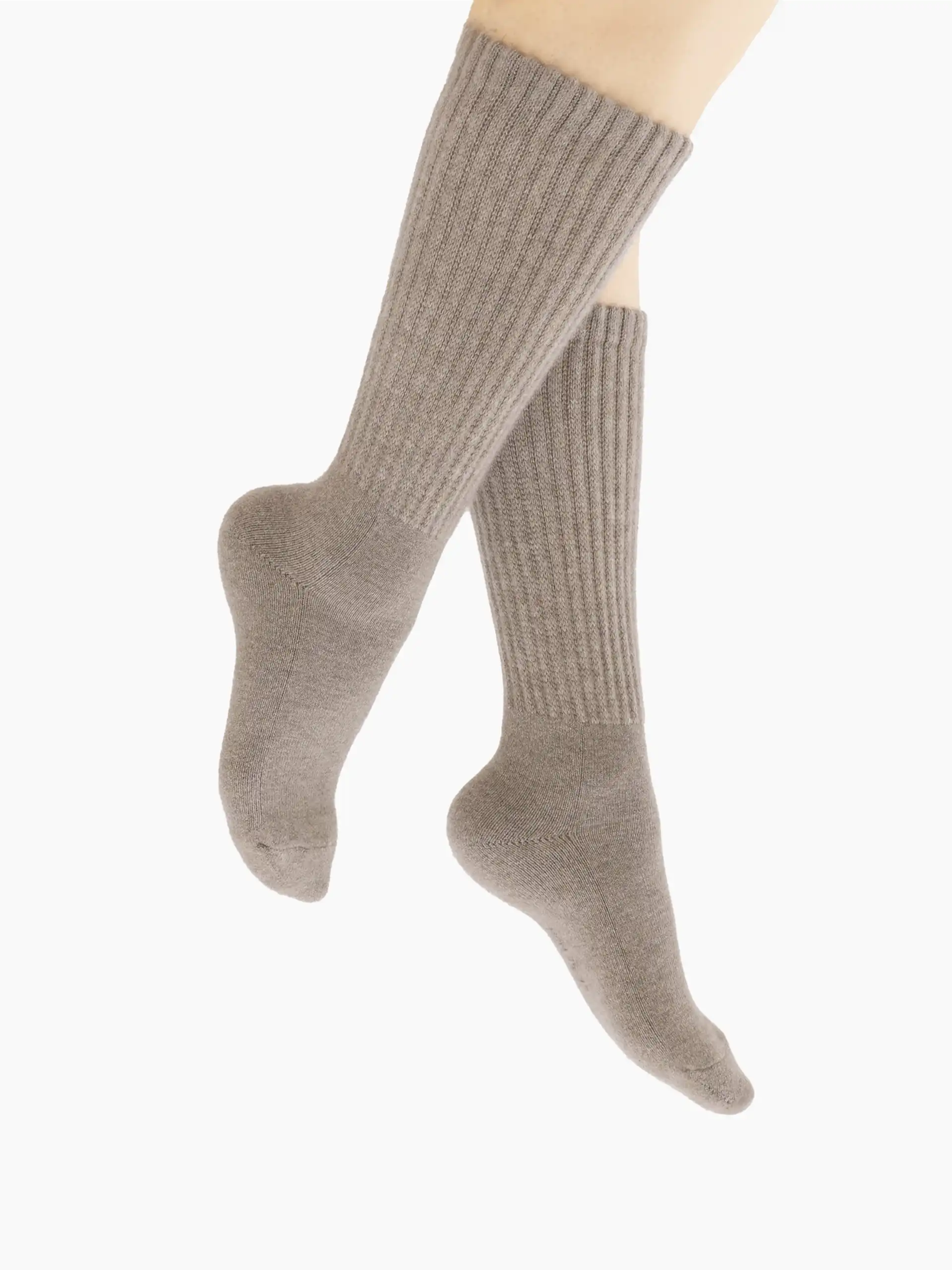 Chaussettes cachemire gris montrées en gros plan, parfaites pour hommes et femmes, idéales pour l'hiver.