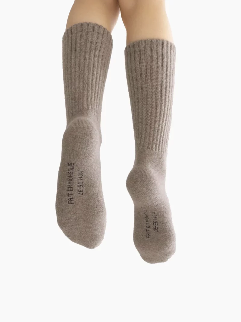 Paire de chaussettes cachemire gris avec inscriptions, parfaites pour rester au chaud en hiver.