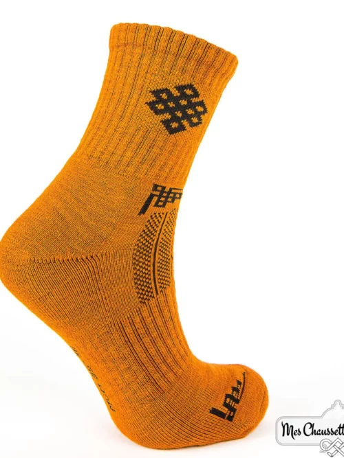 Chaussettes coton orange en tricot avec détails noirs, vue de côté