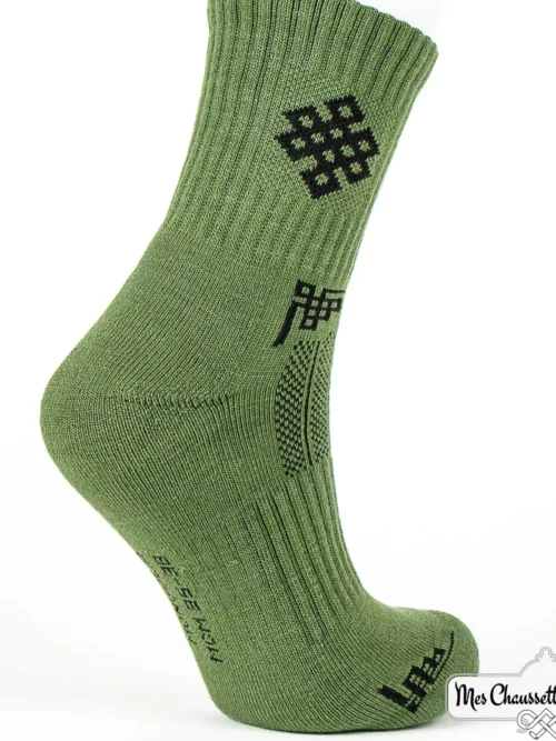 Chaussettes coton vert avec motifs traditionnels en fil noir