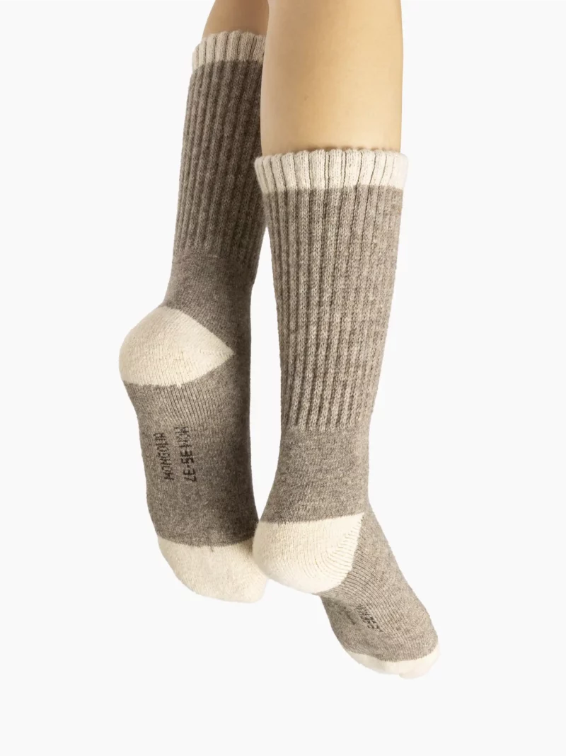 Chaussettes gris tricotées en laine, idéales pour les journées froides d'hiver.