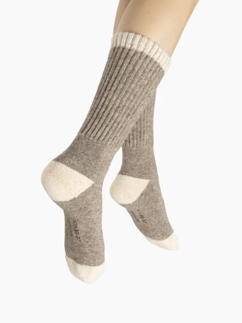 Chaussettes gris en laine tricotées pour homme et femme, idéales pour le froid.