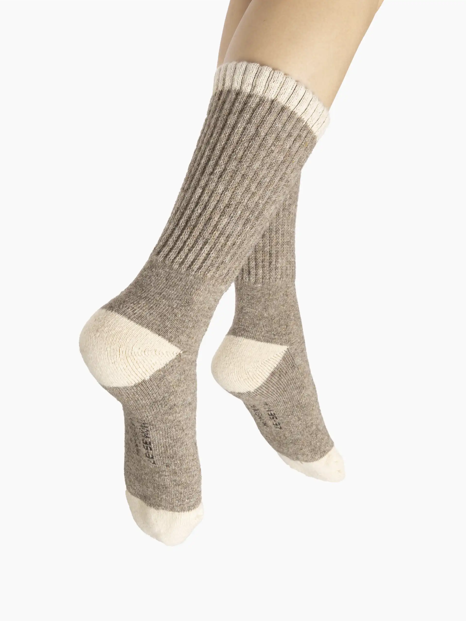 Chaussettes gris en laine tricotées pour homme et femme, idéales pour le froid.