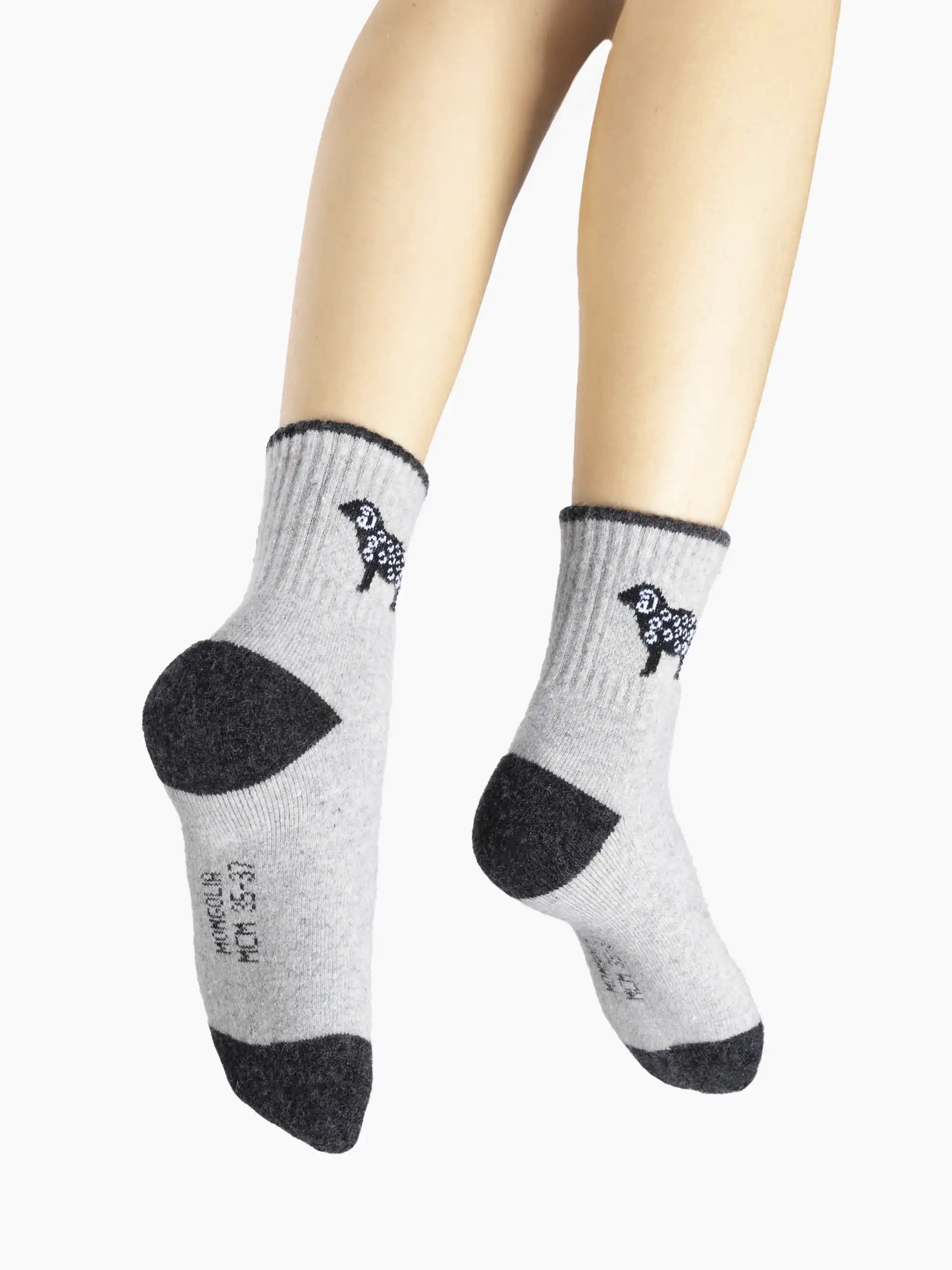 Une chaussette en laine tricotée de couleur grise cendré, offrant confort et chaleur pour homme et femme.