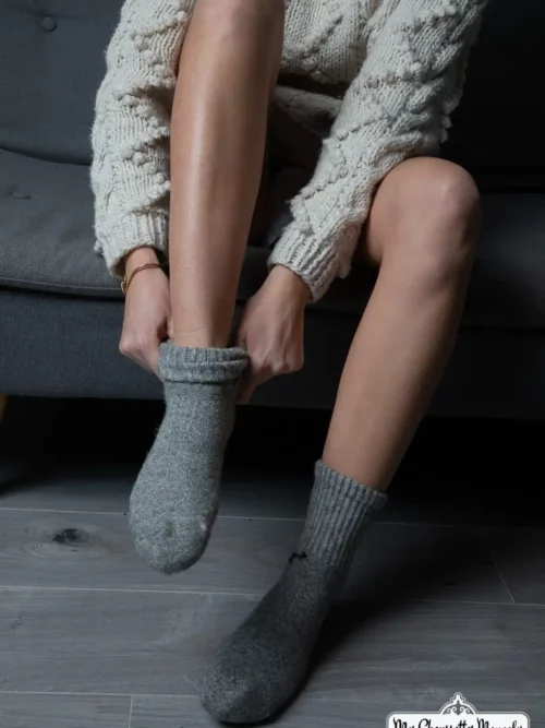 Personne portant des chaussettes grises avec motif yack