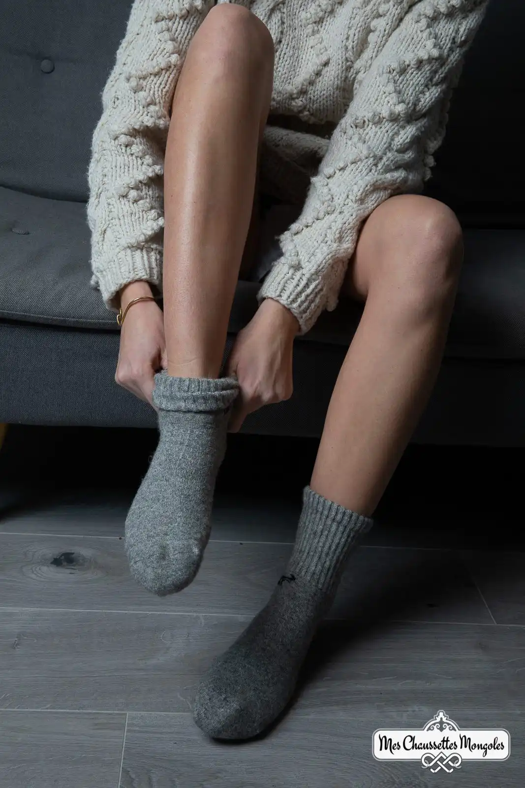 Personne portant des chaussettes grises avec motif yack