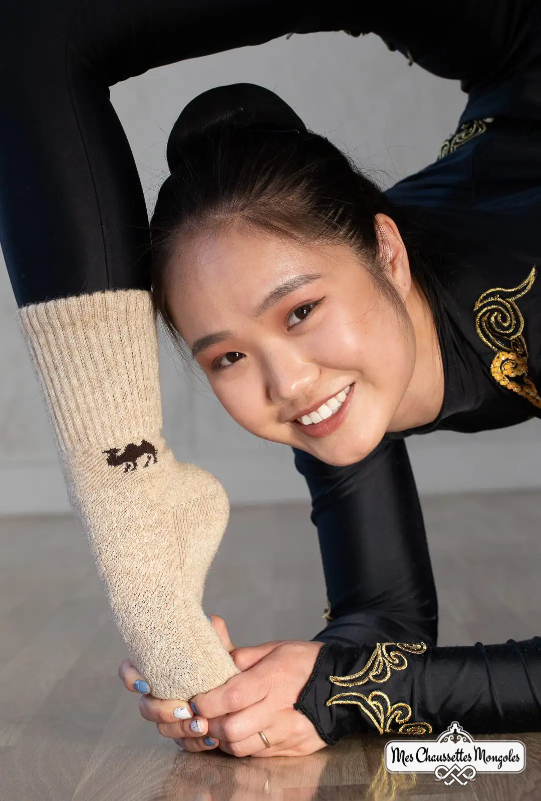Femme en position de yoga portant des chaussettes motif chameau