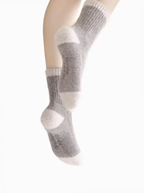 Paire de chaussettes mouton gris cendré en laine tricotée vue de côté