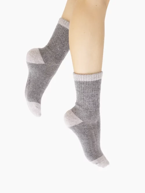 Paire de chaussettes mouton gris cendré en laine tricotée vue de dos