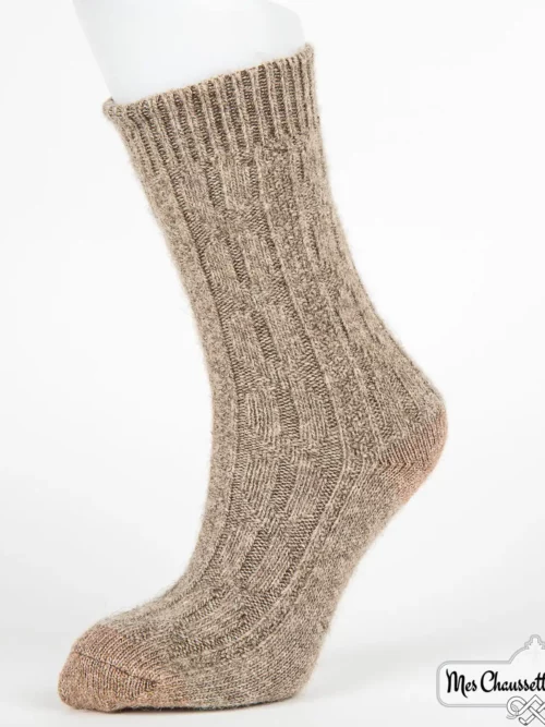 Une chaussette grise tricotée portée, mettant en valeur son motif et son confort.