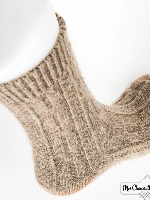 Une chaussette en laine tricotée de couleur grise, offrant confort et chaleur.