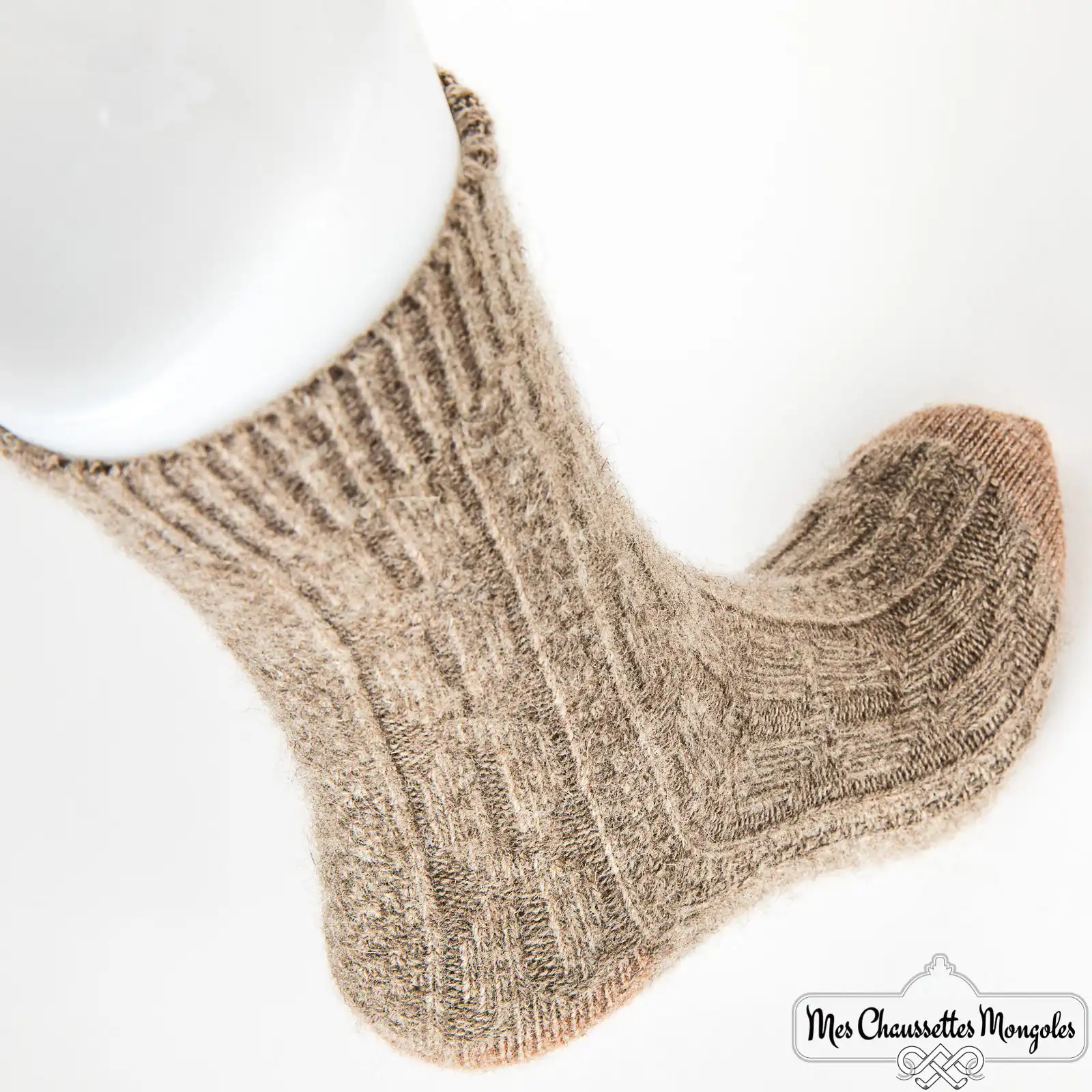Une chaussette en laine tricotée de couleur grise, offrant confort et chaleur.