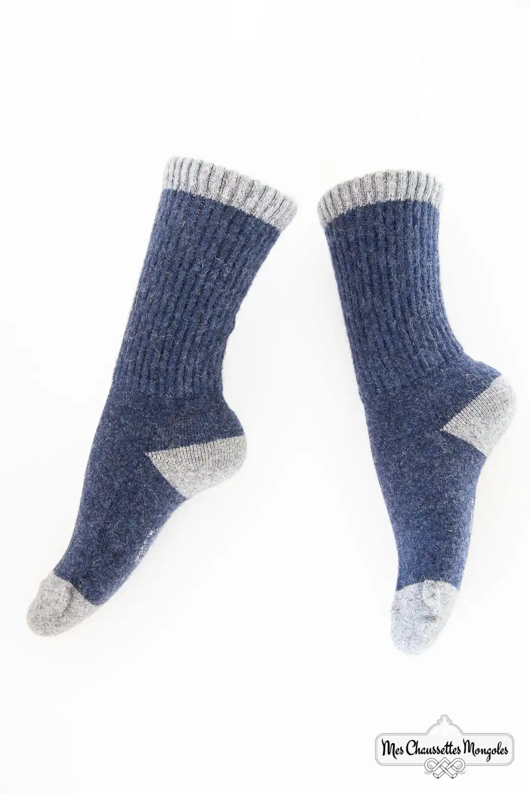 Gros plan sur des chaussettes mouton hautes bleues en laine - confort et chaleur pour l'hiver