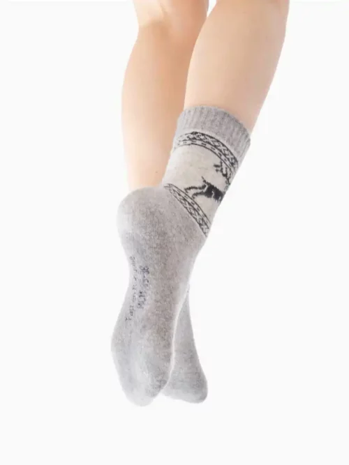 Chaussettes rennes grises en tricot, parfaites pour garder les pieds au chaud pendant
