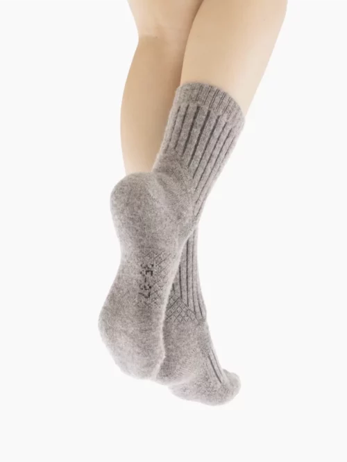 Chaussettes en yack gris tricotées, douces et chaudes, idéales pour les jours froids.