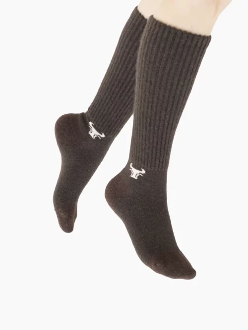 Femme portant des chaussettes yack hautes