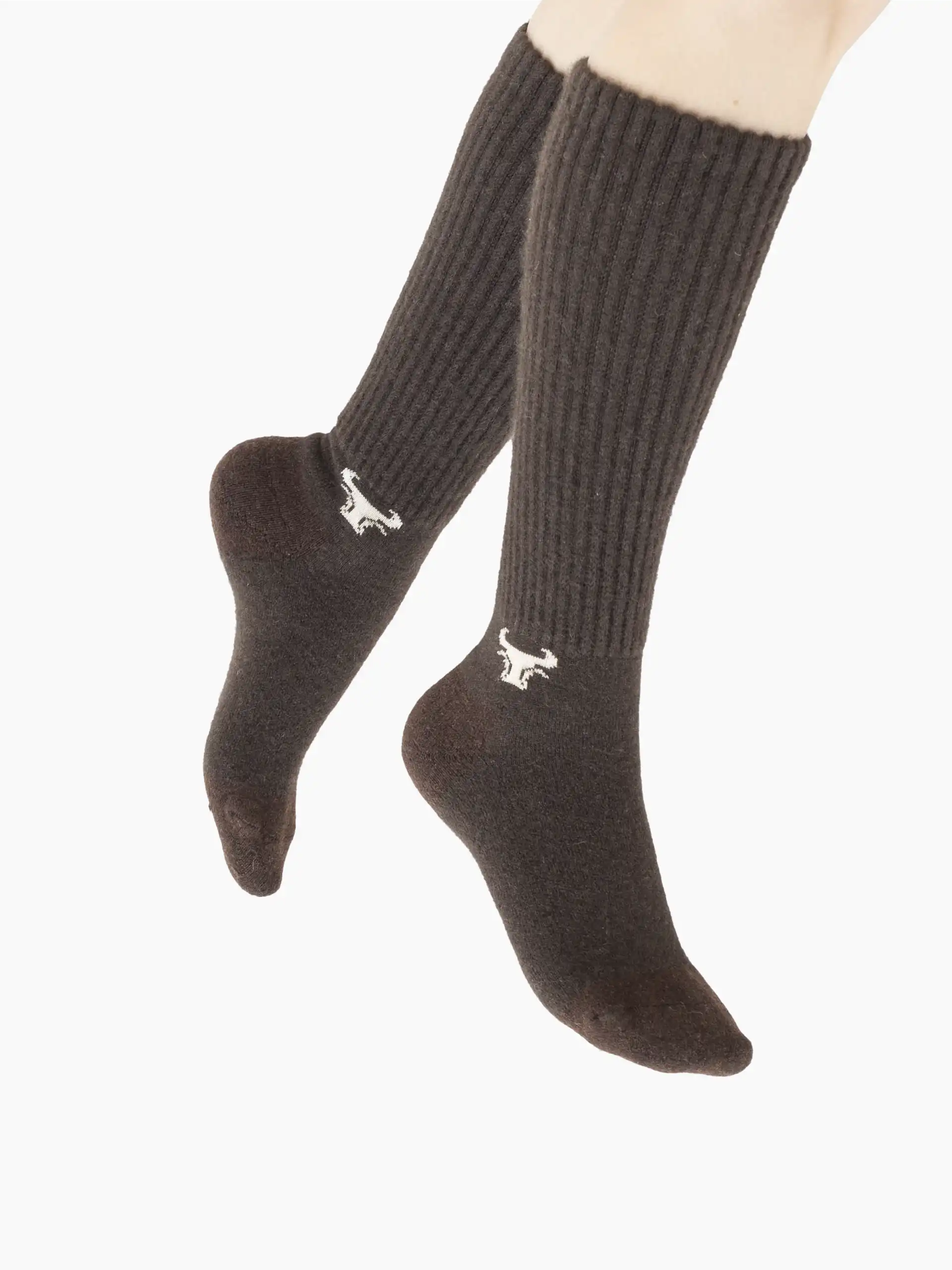 Femme portant des chaussettes yack hautes