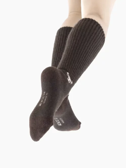 Vue de dos des chaussettes yack hautes portées