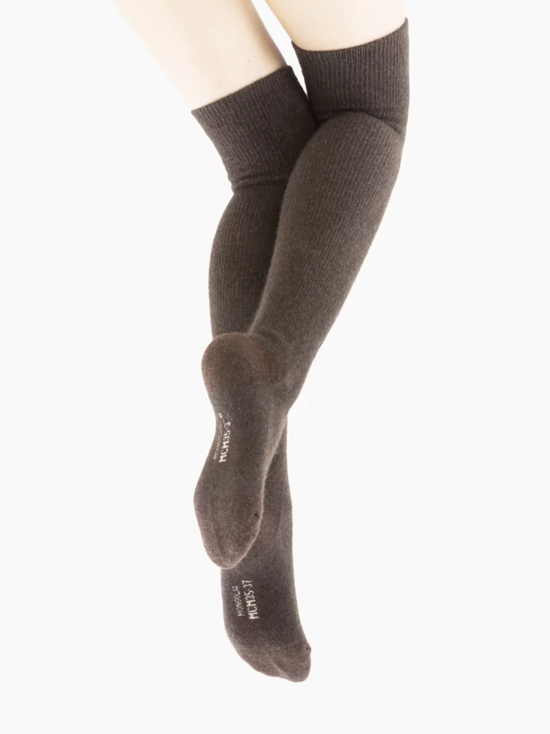 Chaussettes yack longues en tricot marron, idéales pour l'hiver, gardant vos pieds au chaud avec du duvet 100% mongol.