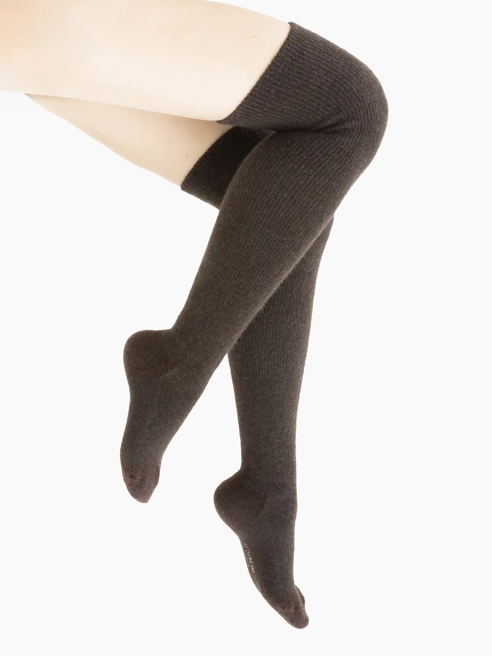 Jeune fille portant des chaussettes yack longues marron, parfaites pour l'hiver avec leur composition en duvet de yack.