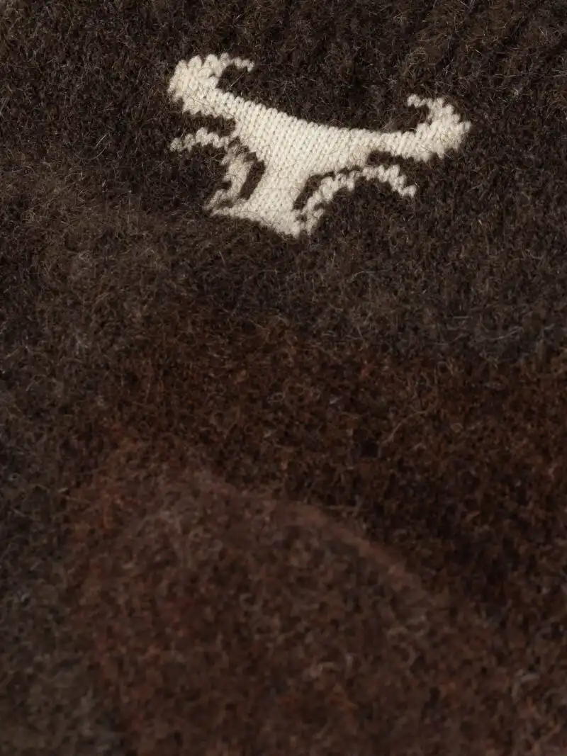 Gros plan sur des chaussettes yack marron en tricot