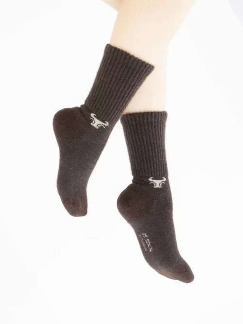 Chaussettes yack marron portées par une personne