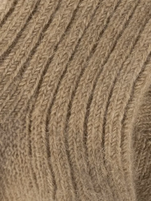 Gros plan sur la texture des chaussettes chameau enfant en laine naturelle