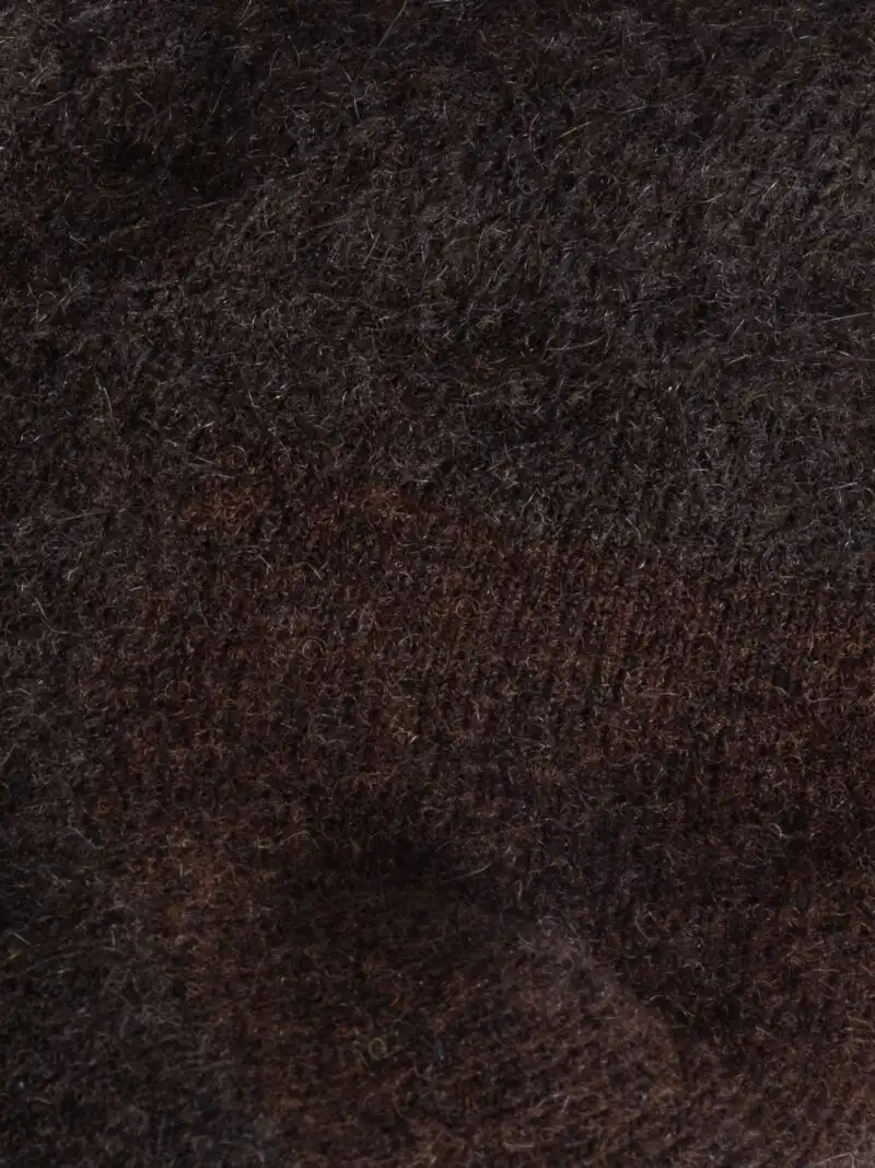 Gros plan sur la texture en poil de yack des chaussettes longues, idéale pour le froid.
