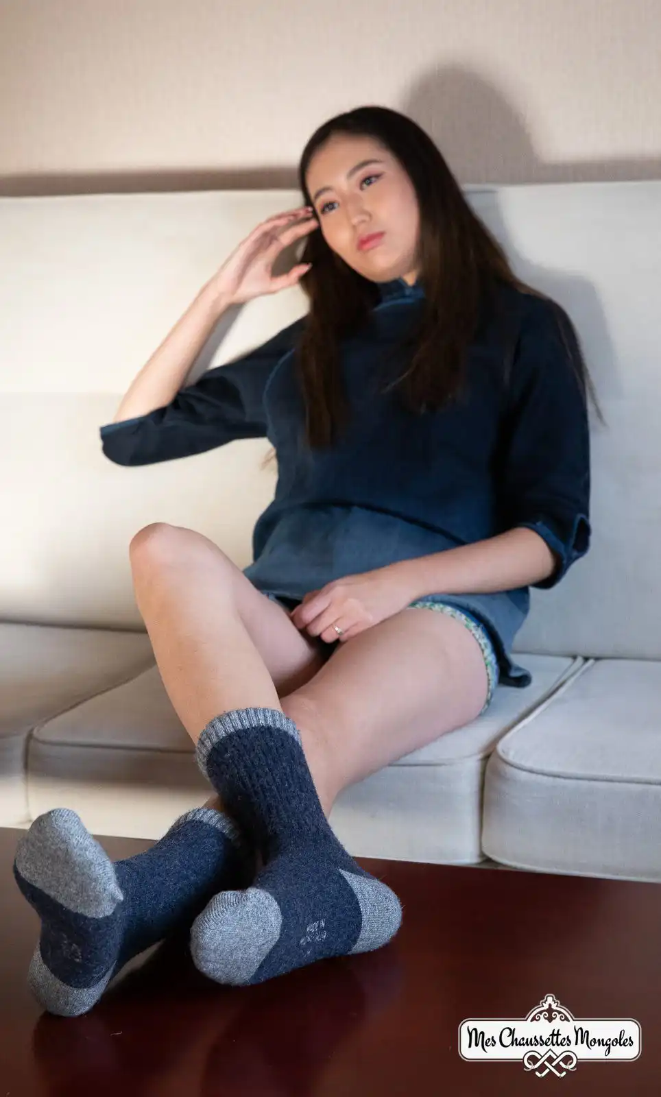 Femme portant des chaussettes mouton hautes bleues en laine - élégance et chaleur naturelle