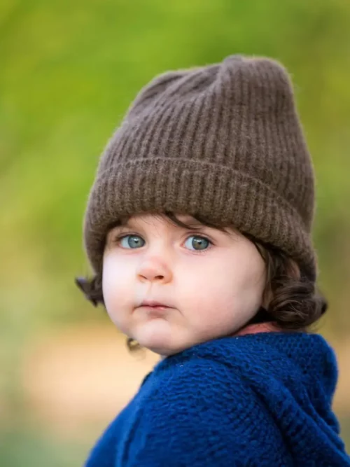 Enfant avec un bonnet marron chocolat en duvet de yack